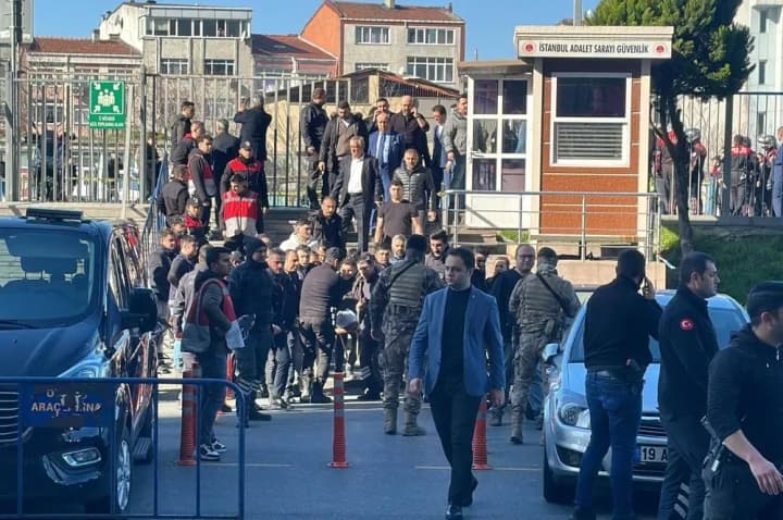 В Стамбуле возле дворца правосудия неизвестные открыли стрельбу, есть раненые