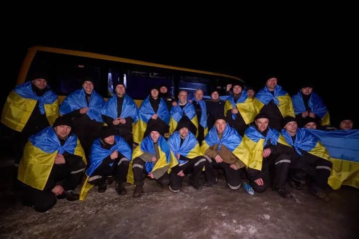 Зеленський про обмін полоненими: додому повернулось ще 100 українців, більшість - захисники Маріуполя