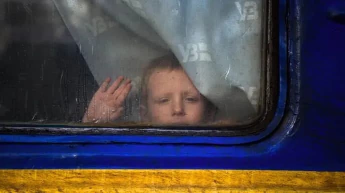 Чуть менее чем 100 детей остается в опасных районах Херсонщины