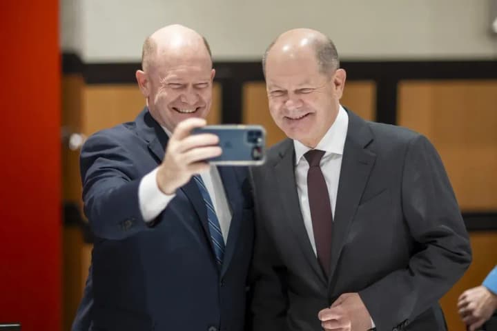 Під час візиту до США Шольц зустрівся зі своїм "двійником"