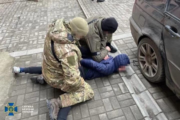 Вимагали 10 тис. доларів у дружини загиблого військового та погрожували вбивством: у Запоріжжі затримано рекетирів