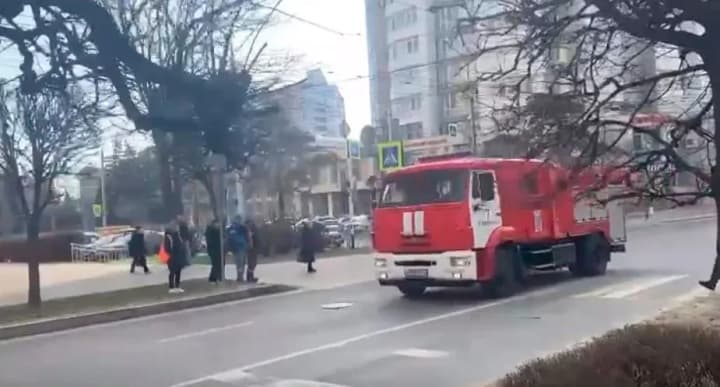 У ставрополі спалахнула будівля військового штабу: здійснена евакуація, працюють рятувальники