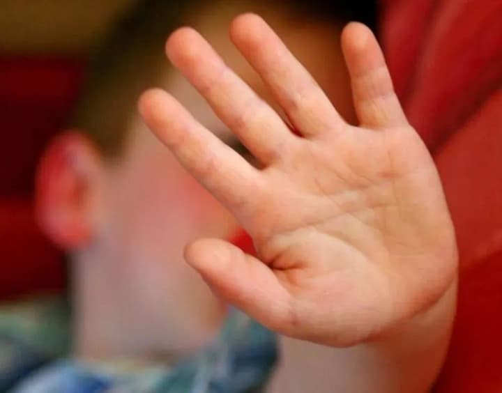 У Тернопільській області, співмешканець жінки бив її дітей: малолітні хлопці опинилися в лікарні з чисельними травмами