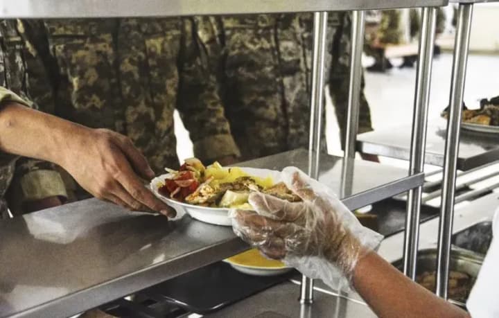 Фірми, які постачали продукти до армії ще з часів януковича, будь-які зміни на краще в цій сфері сприймають як удар по їх монополії – військовий експерт