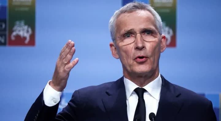 "Ми продовжимо допомагати Україні наближатися до стандартів НАТО"  -  Столтенберг 