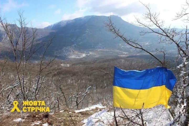 In Crimea, partisans raise Ukrainian flag for Unity Day