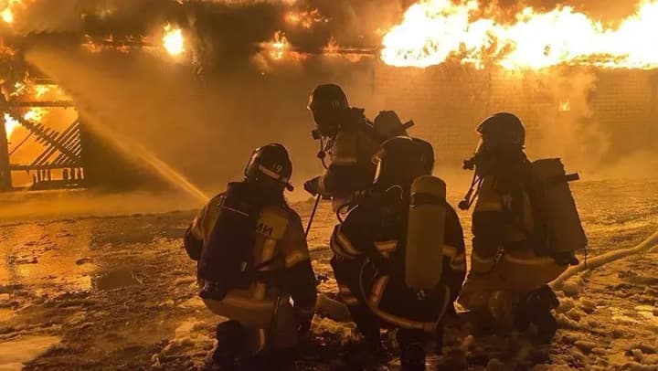 В рф сталася маштабна пожежа, яка охопила 3500 квадратних метрів