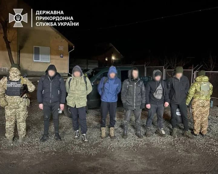 80 тисяч гривень за піший маршрут: дрон ДПСУ зафільмував порушників кордону, під час їхньої спроби нелегально потрапити до Молдови