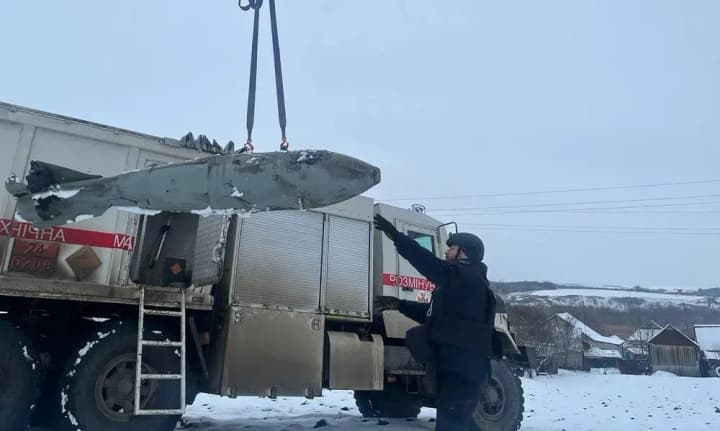 Авиационные бомбы, которые оккупанты сбросили вблизи частных зданий на Харьковщине, обезврежены саперами