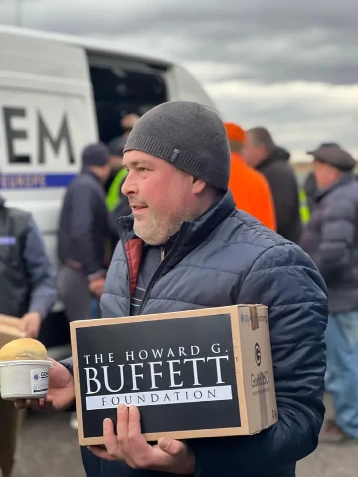 Blockade of the Polish border: Ukrainian drivers stuck in queues receive food packages