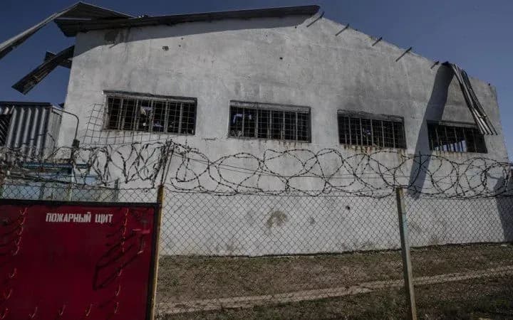 A captured police officer was tortured: the head and employees of the Olenivska colony were served with a notice of suspicion