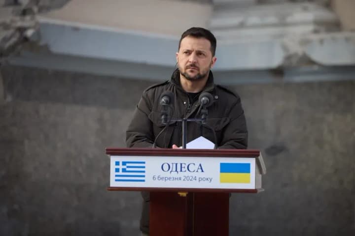 Те, кто очень "устают", пусть помолятся за то, что в их государствах нет войны - Зеленский