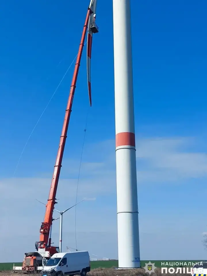 Бойова частина "шахеда" застрягла у гвинті вітряка на Миколаївщині