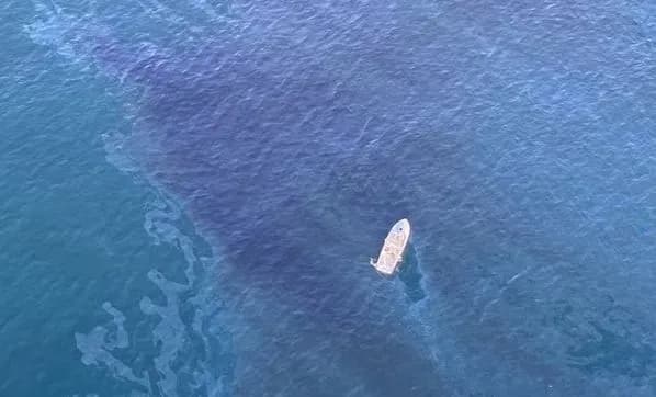 У Каліфорнії виявили пляму нафти