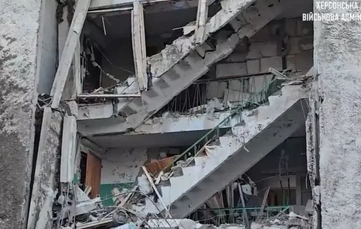 Occupants hit a house in Kherson with a bomb, causing significant damage