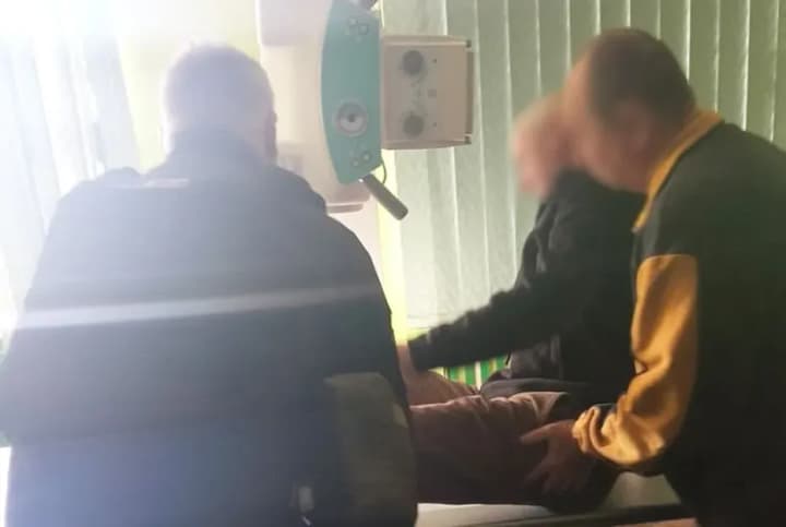 На Чернігівщині прикордонники врятували чоловіка, який опинився під завалами після ворожого обстрілу