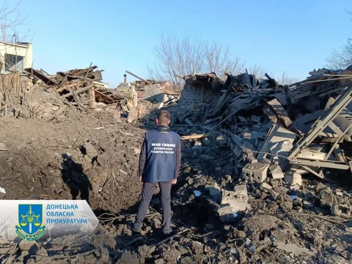 На Донеччині росіяни вночі вдарили 6 ракетами С-300 по Селидовому: показали наслідки