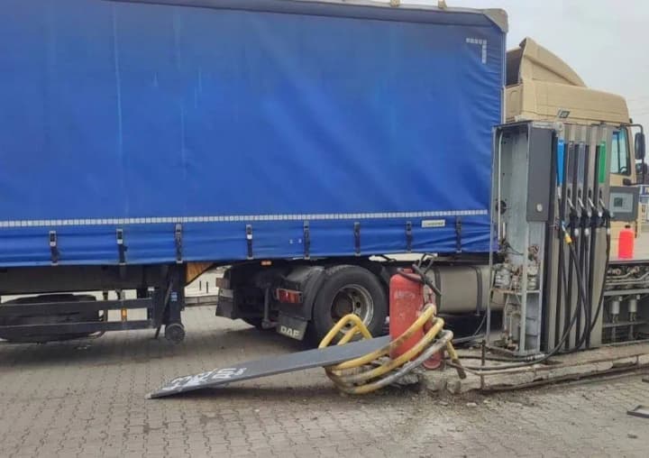 У Нікополі російський дрон поцілив у заправку, є постраждалі