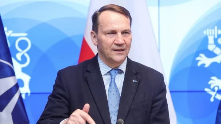 Заморожені російські активи краще витратити на оборону України, а не на її відбудову - міністр закордонних справ Польщі