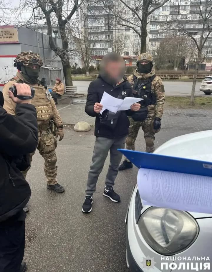 На Херсонщині викрито 4 чоловіків, які торгували зброєю та наркотиками