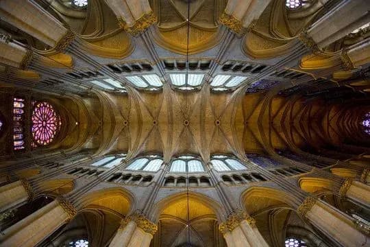 Спустя 5 лет после пожара Нотр-Дам сбрасывает строительные леса: таймлапс восстановления собора