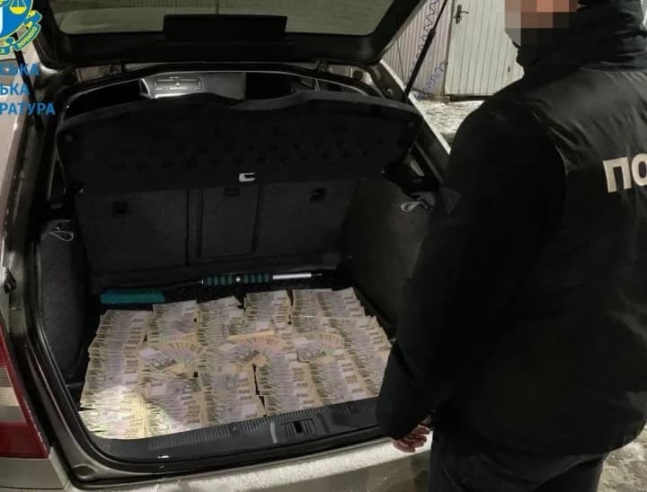 He extorted UAH 500 thousand for asphalting the road: an official of the Kyiv Municipal Enterprise SHEU was detained on an attempt to enrich himself illegally