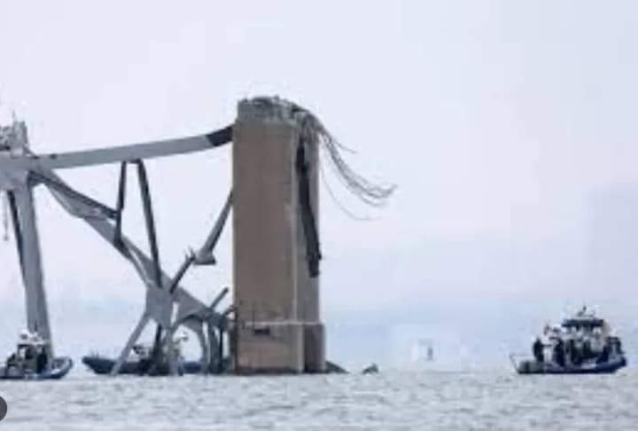 У США після обвалення мосту знайшли тіла двох мертвих людей