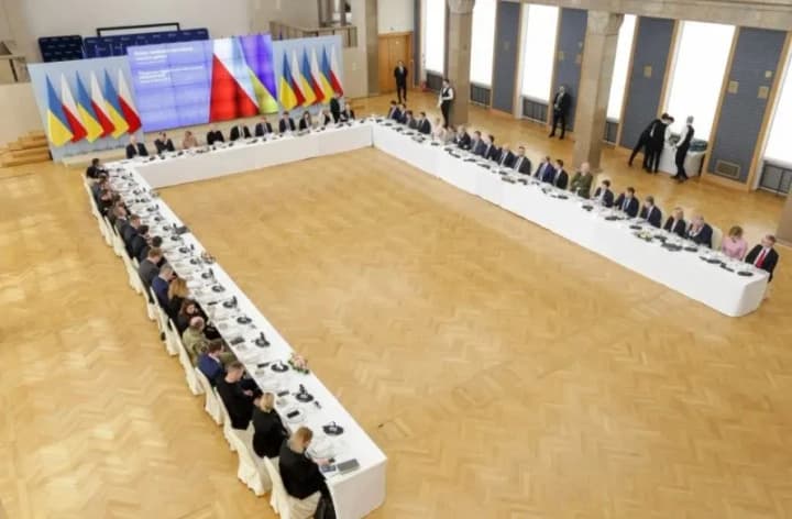 Шмигаль: Україна зацікавлена у будівництві нових транскордонних електромереж до Польщі