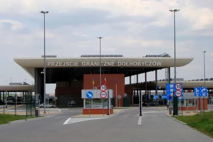 Polish protesters resume blocking the Uhryniv-Dolhobychuv checkpoint