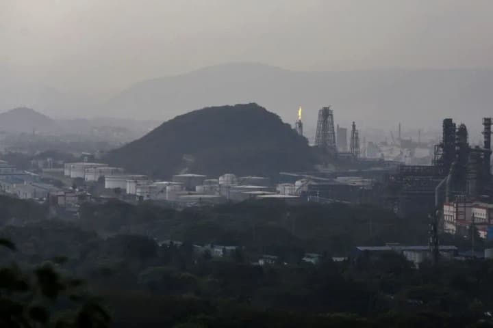 российская нефть "Сокол" возвращается в порты Индии, несмотря на санкции США - Bloomberg