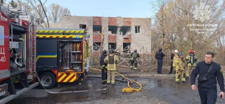 Ракетный удар рф по Днепру: в полиции показали фото разрушений