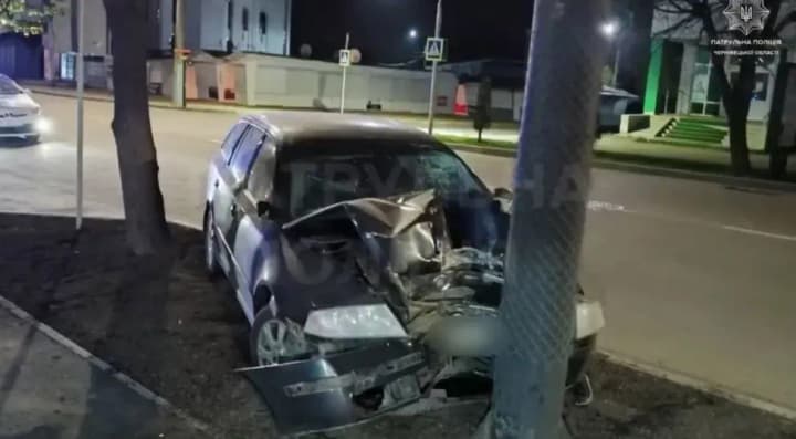 Водій напідпитку з 2-річною дитиною у салоні втікав від патрульних, але вилетів на бордюр - поліція