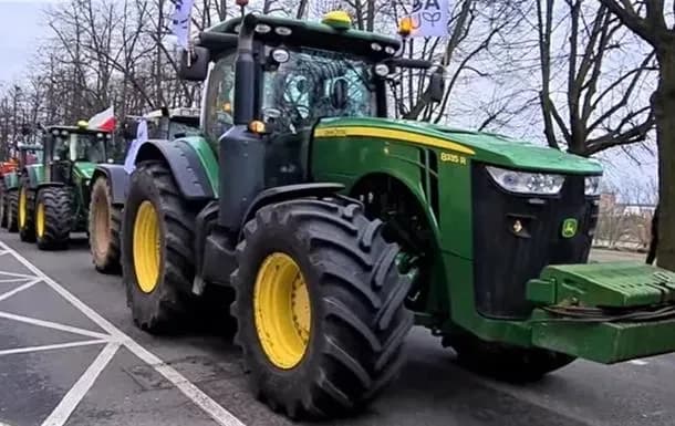 Blockade on the border with Poland: farmers resume blocking truck traffic opposite the Uhryniv checkpoint, about 400 trucks are queuing