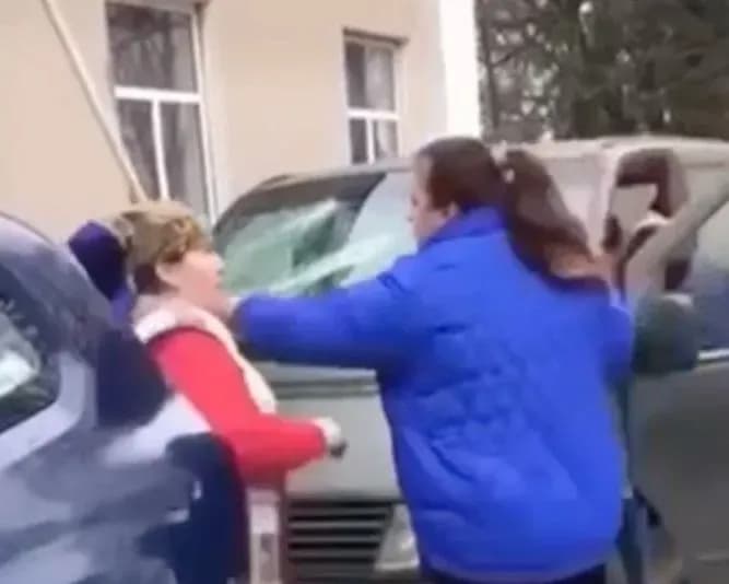 На Хмельниччині жінка напала на авто ТЦК: їй загрожує штраф або 40-60 годин громадських робіт