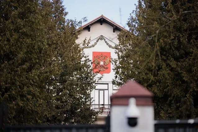 У посольство росії у Вільнюсі двічі кинули пляшки із запальною сумішшю