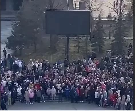 Big water in russia: rally gathered on the square in orsk, police blocked the entrance to the city hall