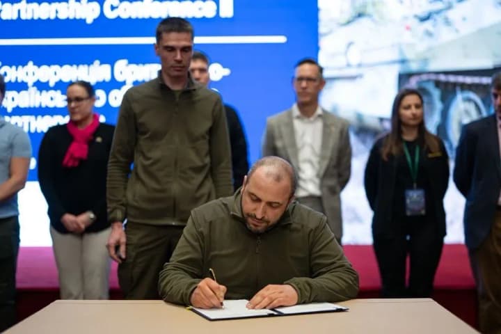 Україна та Британія підписали нові оборонні домовленості: в уряді очікують, це сприятиме виробництву озброєнь британських компаній в країні