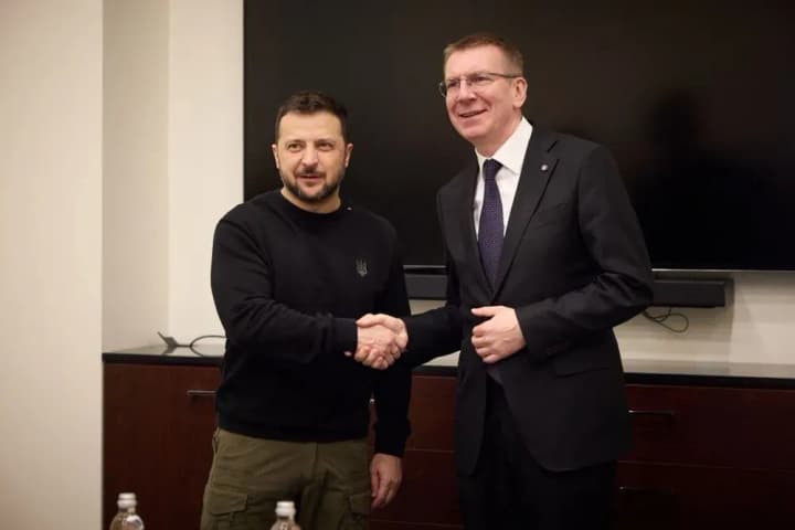 Украина в этом году получит военную помощь от Латвии на примерно 112 миллионов евро - Зеленский