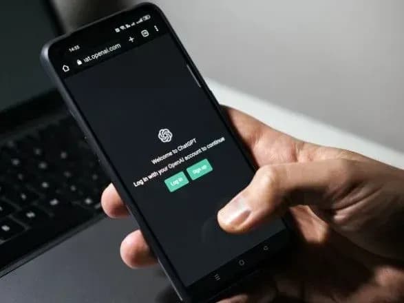 OpenAI делает ChatGPT "более прямым, менее многословным"