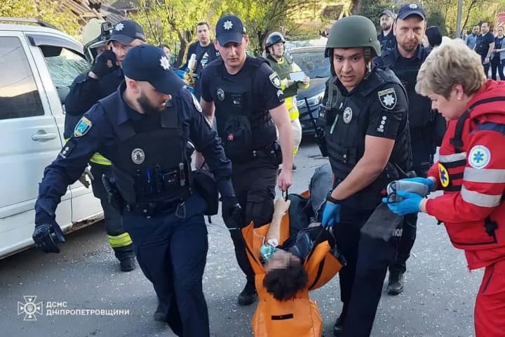Поліція показала наслідки падіння уламків ракети на Дніпропетровщині
