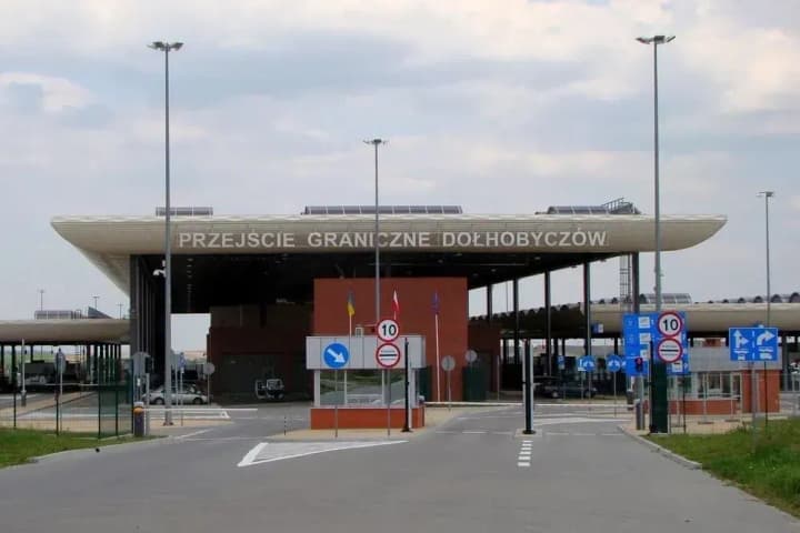 Polish protesters stop blocking the Uhryniv-Dolhobychuv checkpoint