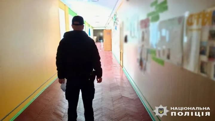 На Киевщине более 700 учеников и работников были эвакуированы из-за сообщения о возможной угрозе в учебных заведениях