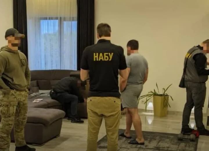 Під виглядом порожніх фур: на Чернівецькій митниці викрито корупційну схему, яка завдала 290 млн грн збитків