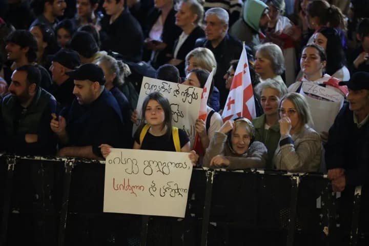 Возле парламента Грузии снова собрался многотысячный митинг: протестуют против закона "об иноагентах"
