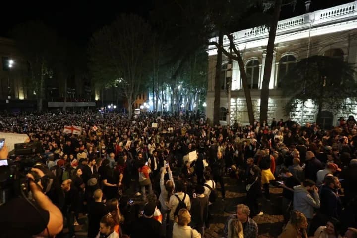 Мітинг проти закону "про іноагентів": у Грузії спецназ застосував сльозогінний газ проти мітингувальників