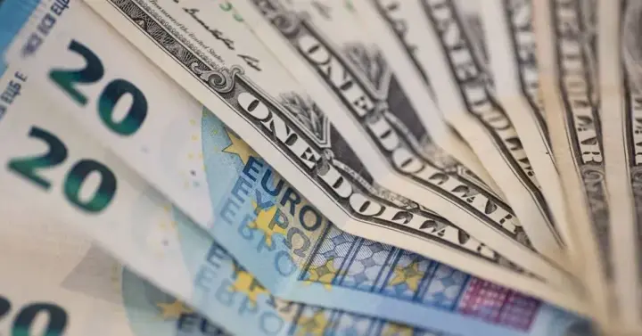 Курс валют на 17 квітня: долар залишився на тому ж рівні