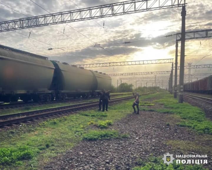 Грався з другом біля залізниці і видерся на вагон: під Києвом 11-річного хлопчика вразило струмом