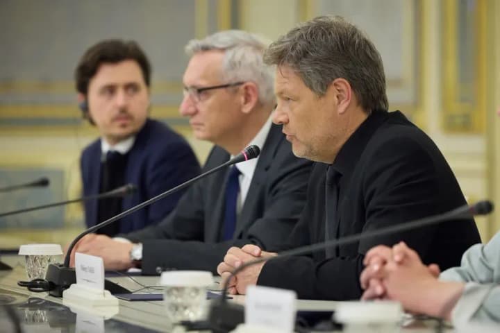 Полтора часа в бомбоубежище: вице-канцлер Германии спускался в укрытие в Киеве из-за воздушной тревоги