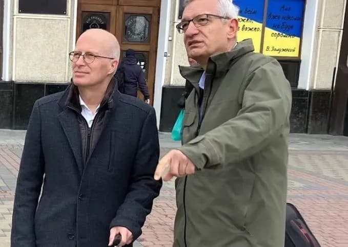 Мэр Гамбурга прибыл в Киев с необъявленным визитом в поддержку Украины