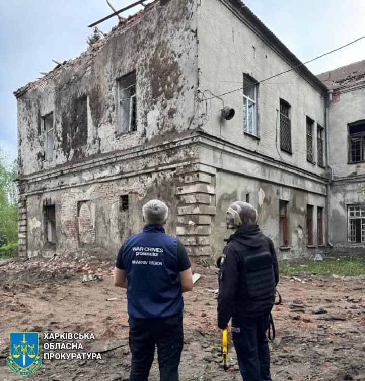 Россияне всадили двумя ракетами С-300 по психбольнице в Харькове, есть травмированные